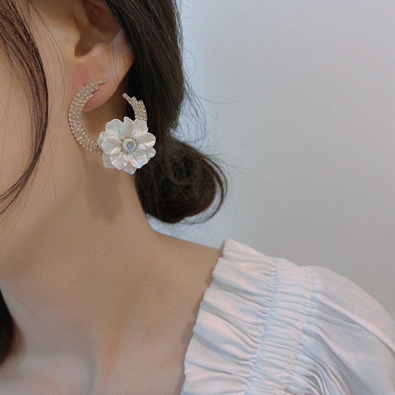 Pozlatené napichovacie náušnice s bielym kvetom – Obrázok 4