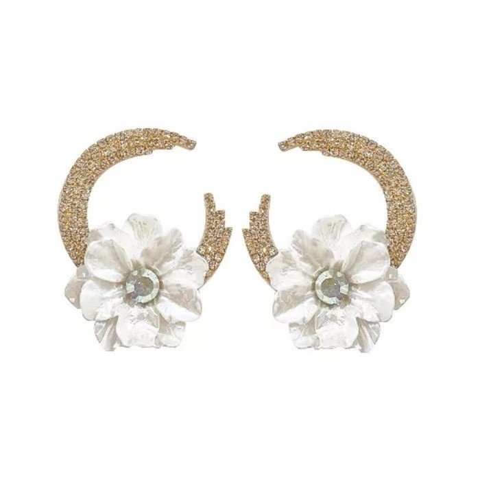 Pozlatené napichovacie náušnice s bielym kvetom